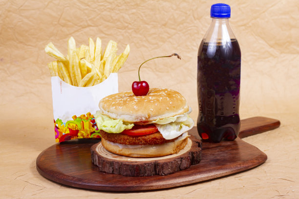 多汁蔬菜汉堡套餐，汉堡或芝士汉堡配一份鸡肉馅饼，配酱汁，炸薯条和冷饮。美式快餐的概念。本空间图片下载