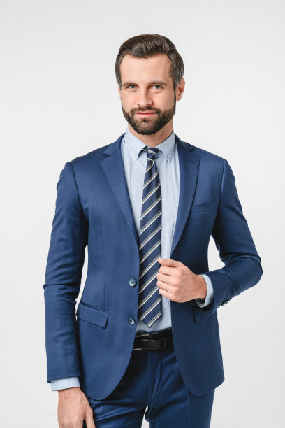 英俊的白人男子的垂直肖像在正式的西装看着相机孤立在白色的背景。自信的商人ceo老板自由职业者经理图片下载