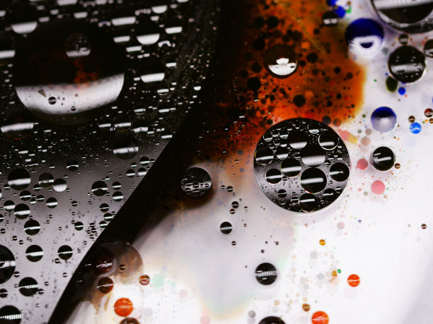 油和墨水中微小气泡的特写图片下载