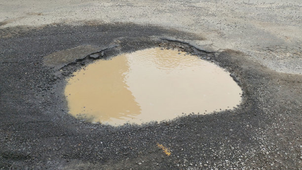 大雨后的大坑洞充满了泥水图片下载