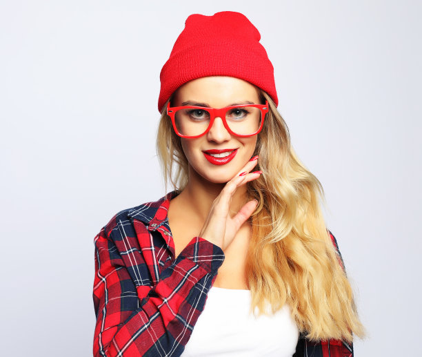 时尚工作室的肖像漂亮的年轻潮人金发女人的智慧图片下载