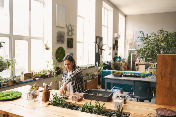 用花制作设计师艺术品的女士图片下载