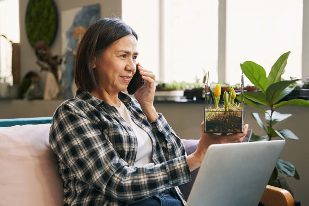 亚洲妇女在工作室工作和与客户交谈图片下载