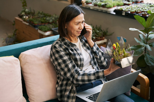 亚洲女性在工作室工作和与客户交谈图片下载
