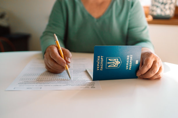 50名60岁的白人妇女在国家服务部门的白色桌子上用笔写着PESEL文件图片下载