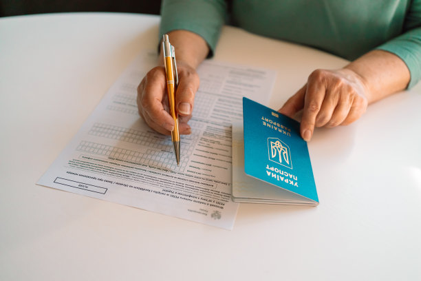 50名60岁的白人妇女在国家服务部门的白色桌子上用笔写着PESEL文件图片下载