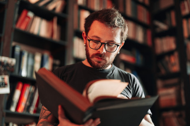 成人学生在大学图书馆看书图片下载