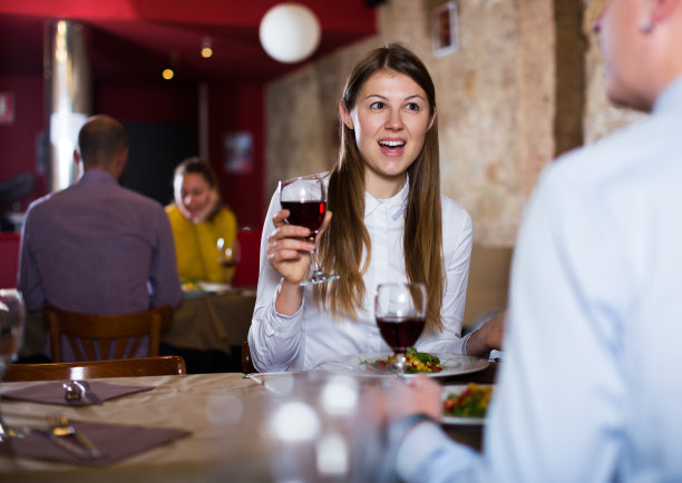 与同事共进晚餐图片下载