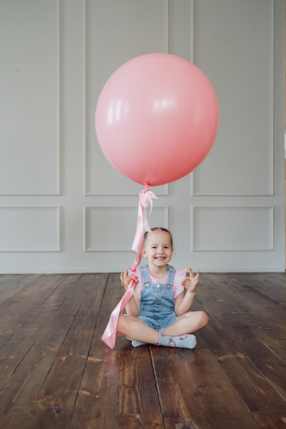 孩子们在玩粉色气球和复制空间图片下载