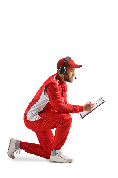 赛车队成员跪着在剪贴板上写字图片下载