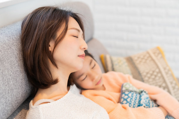 亚洲母亲和女儿，睡觉图片下载