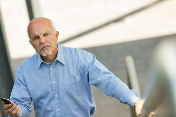 强壮而有活力的男人，走路留神而好奇图片下载