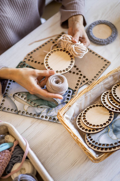 俯视图妇女手针织配件室内装饰使用缎带纱木制模板图案在桌子上图片下载