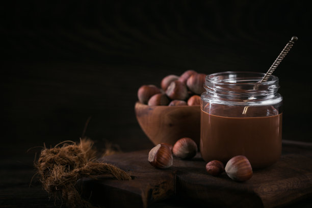 自制巧克力榛子牛奶涂在黑色的背景上图片下载