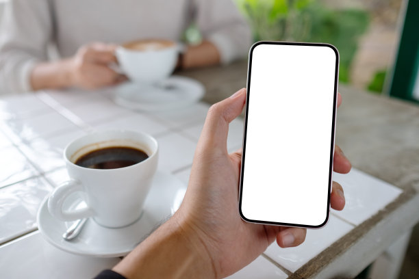 模型图像的一个男人拿着手机与空白的白色屏幕与一个女人在背景图片下载