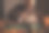 英俊的鞣皮男人在工作的肖像，手工生产，小企业，真实的车间，室内。用自己的双手，做皮具。使钱包图片下载