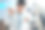 一名男性实验室技术人员在显微镜下填充培养皿的照片图片下载