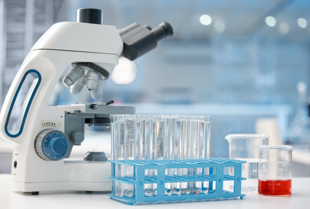 一张空实验室的照片，桌子上放着试管和显微镜图片下载