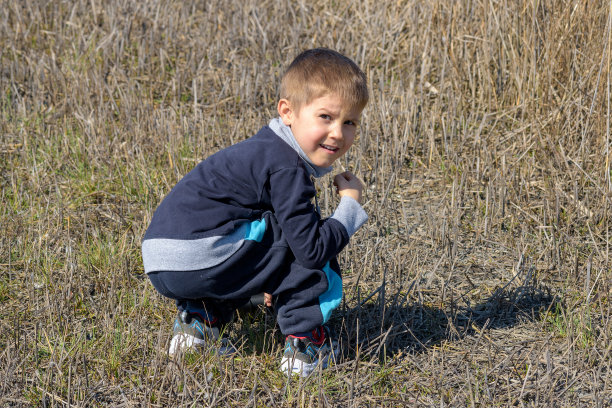 那个男孩正蹲在地里图片下载