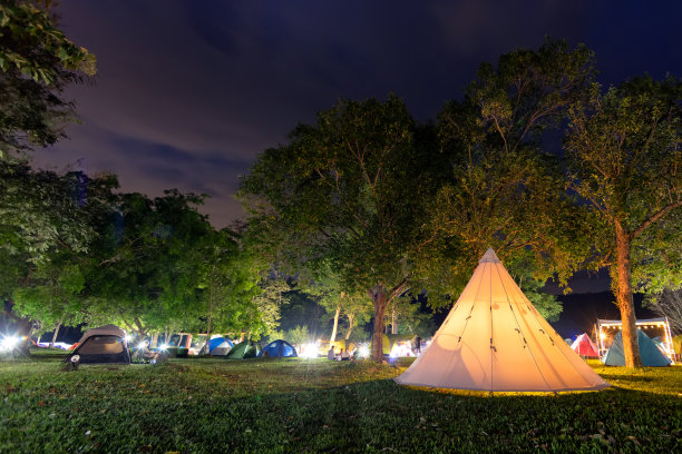 在泰国山区的国家公园里搭帐篷过夜图片下载
