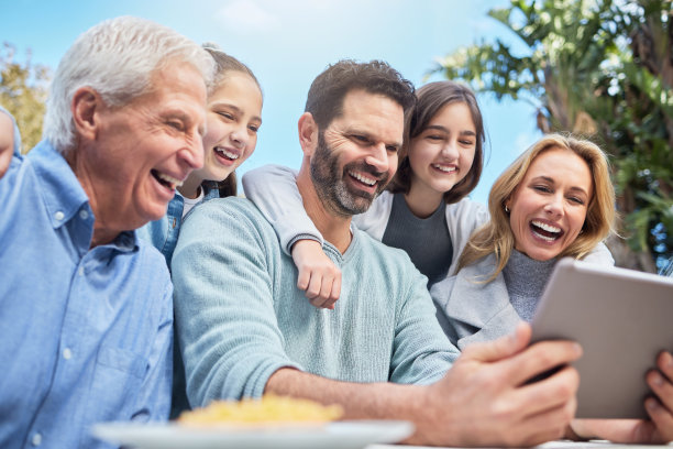 一家人在外面用平板电脑的照片图片下载