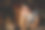 这张照片拍摄的是一位年轻的女商人，晚上在办公室的电脑前工作时，她看起来压力很大图片下载