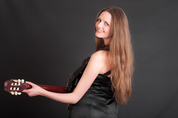 黑色背景下的吉他女孩图片下载