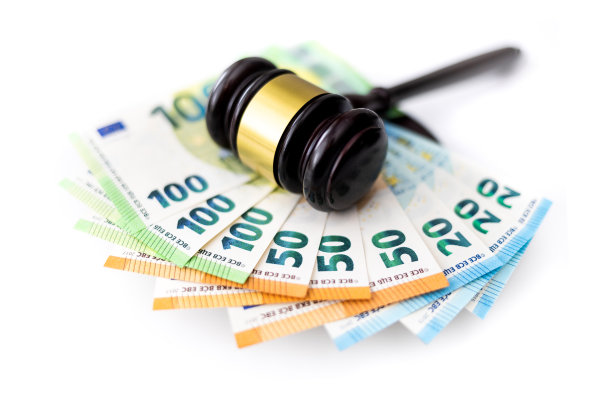 木槌落在欧元钞票上图片下载