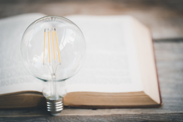 用灯泡打开书本图片下载