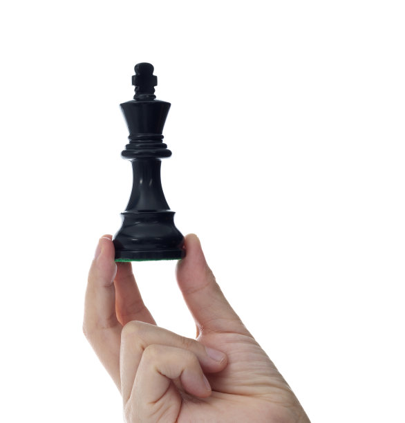 人手握棋王在白色背景上图片下载