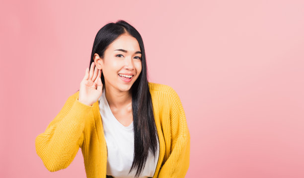 女少年微笑着听着声音窃窃私语图片下载