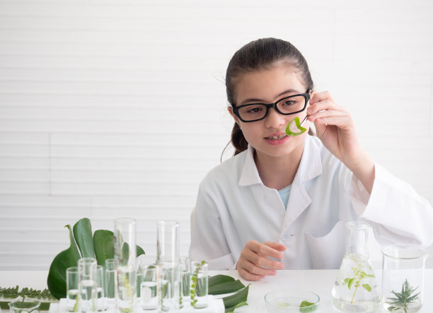 亚洲学生拿着芦荟，在实验室学习植物生物学。有选择性的重点。图片下载