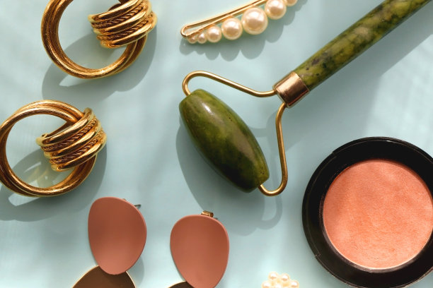 美容产品和黄金配件图片下载