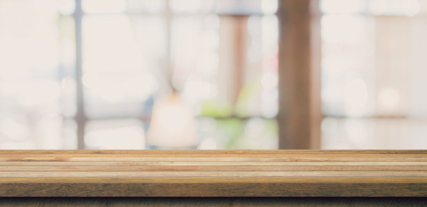 木制桌面与模糊的人在咖啡馆和咖啡馆背景显示蒙太奇，复制空间。图片下载