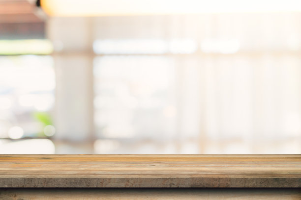 木制桌面与模糊的人在咖啡馆和咖啡馆背景显示蒙太奇，复制空间。图片下载