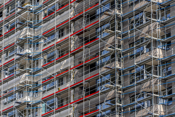 建筑外部的一部分，上面有脚手架。施工现场、保温工艺图片下载