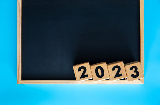 2023年新年黑板背景木块图片下载