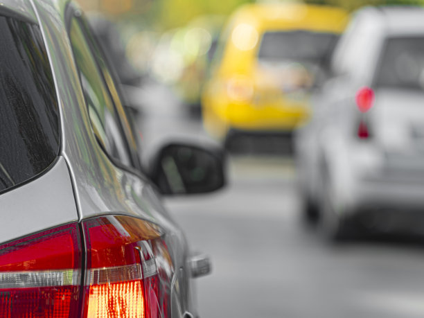 高峰时段交通拥堵集中于尾刹灯，背景模糊图片下载