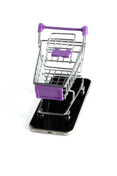 购物车和手机在白色背景板图片下载