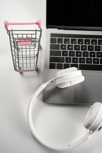 耳机、笔记本电脑和购物车图片下载