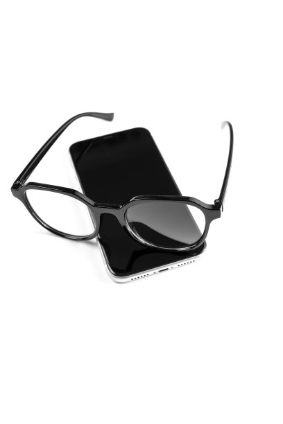 白色背景板上的手机和眼镜图片下载