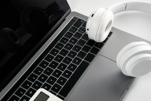 白色背景上的电脑，耳机和计算器图片下载