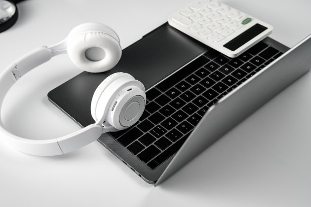 白色背景上的电脑，耳机和计算器图片下载