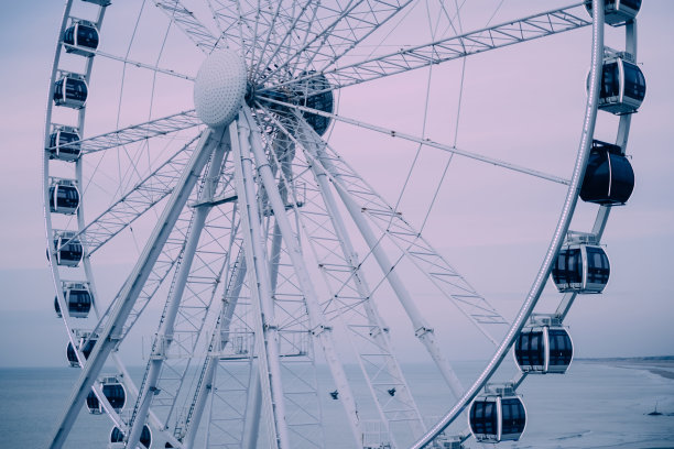 海牙码头上著名的摩天轮图片下载