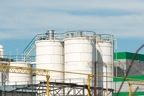 工厂中的大型圆柱形储罐图片下载