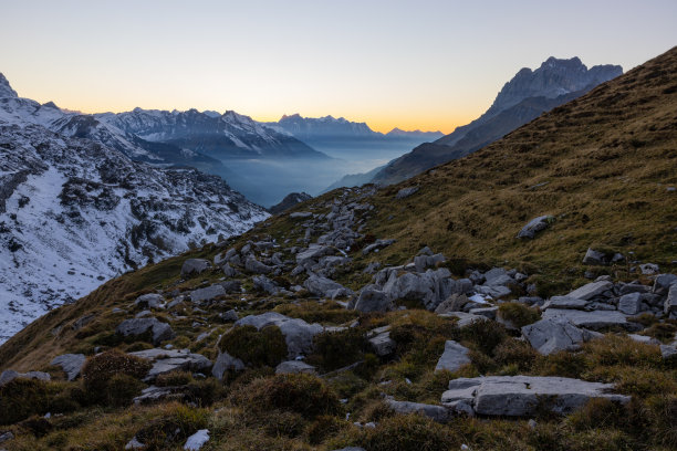 瑞士美丽的风景。云雾缭绕的史诗般的风景。美妙的阳光穿过云层，然后是令人惊叹的日落和日出。完美的瑞士公路之旅。图片下载