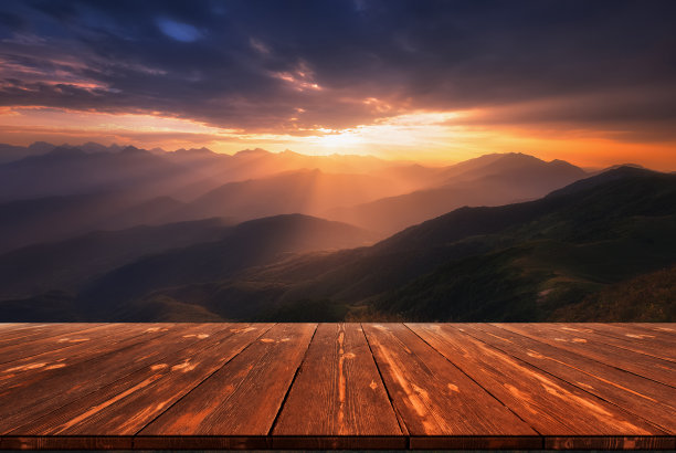 日出的山脉和空旷的木桌在大自然的户外。自然模板景观图片下载