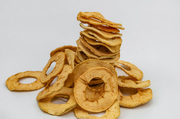 苹果的芯片。健康美味的食物。白色背景。关闭。图片下载