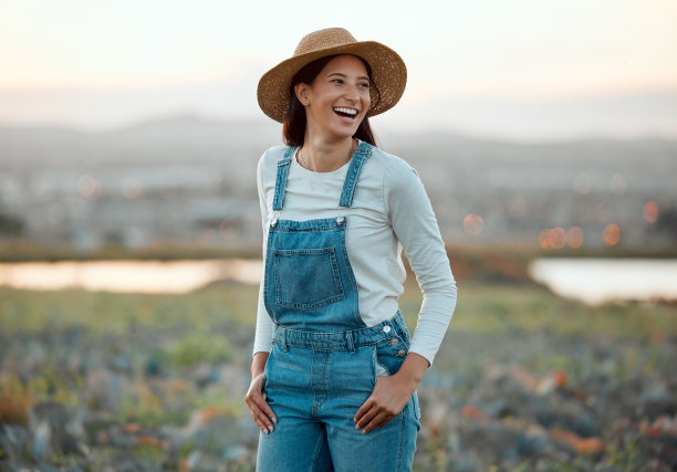 一个年轻的农民站在开阔的田野上图片下载