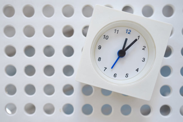 在有复制空间的浅色背景上设置时钟。斯堪的纳维亚风格的房间。时钟和时间图片下载